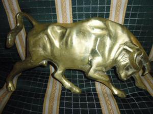 estatua de toro en bronce de 25cm de ancho x 14alto