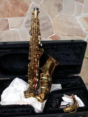 Saxofón Bajo Dorado
