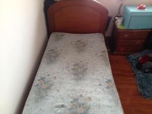 Se vende cama colchon y mesita de noche