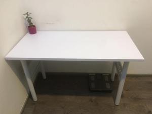 escritorio, color blanco en perfecto estado.
