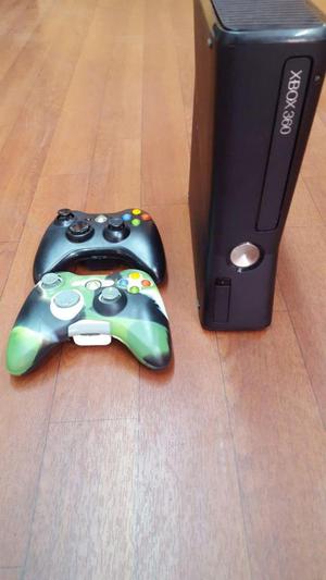 XBOX 360 Slim parche 3.0 con 2 controles PERFECTO ESTADO