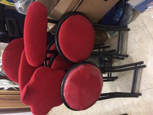 cuatro sillitas plegables rojas