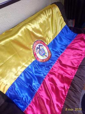 Bandera De Colombia 1.40 X 1.10 Satinada Cocida Con Escudo