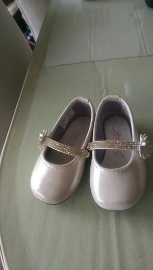 Zapatos bebita color crema, una sola postura, ideales para
