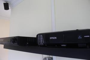 Proyector EPSON PowerLite S18 con telon de 2.50 mts x 1.50