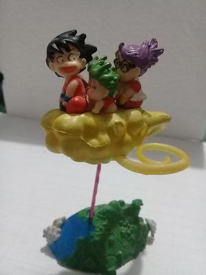 Figura de Goku niño sobre nube voladora con amigos. Dragon