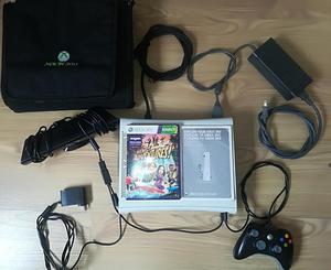 Xbox 360 arcade blanca, kinect, un control, y una maleta