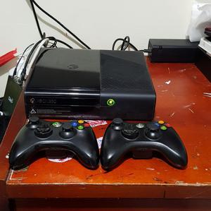 Vendo Xbox 360 con 2 Controles