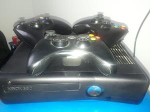 Xbox 360 con Disco Duro Y Tres Controles