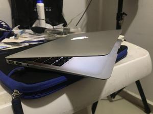 se vende macbook air CORE I5 y disco duro solido como nuevo