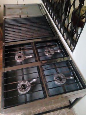 estufa industrial con plancha de acero y asador