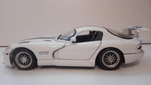 CARRO A ESCALA 1: 18 DODGE VIPER GTS I. GT2.. DIECAST MAISTO