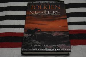 Libro El Silmarillion de J.R.R. Tolkien edición de lujo