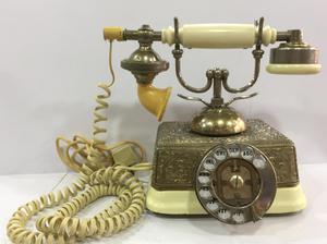 Teléfono antiguo metálico funcionando japonés