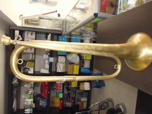 trompeta antigua en cobre de 49cem de alto en buen estado
