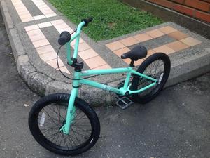 Bicicleta BMX, marca GT, Rin 20, Color Mate Melt.