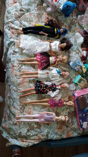 Muñecas Barbie Y Carro Y Peluches