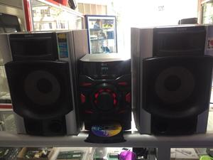 Equipo de Sonido Lg con 2 Parlantes Sony.