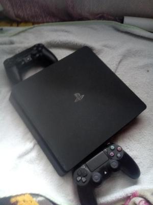 Vendo play 4 en buen estado con dos controles