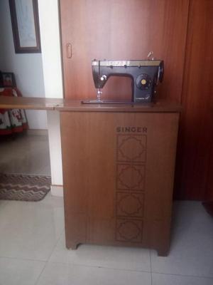 Maquina de coser eléctrica Singer La Negrita zz con mueble.