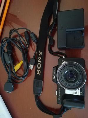 Camara Sony cibershot con accesorios
