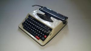 Maquina de escribir portátil en excelente condiciones.