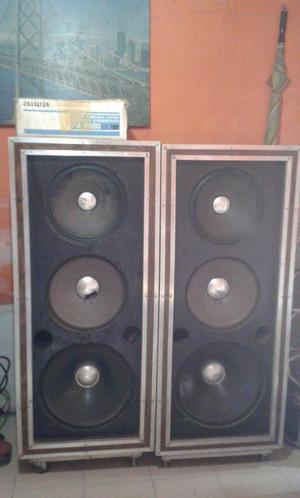 cajas con parlantes