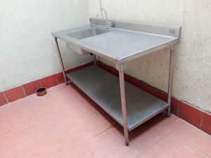 mesa con lavaplatos en acero inoxidable