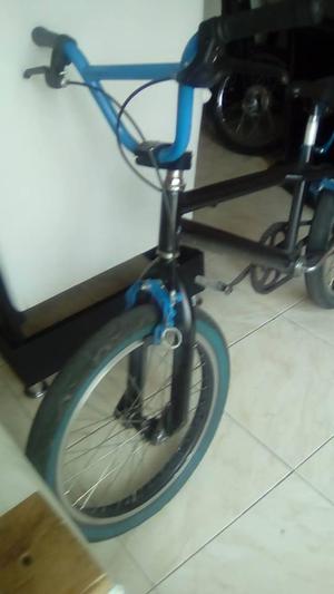 bicicleta cross azul y negro