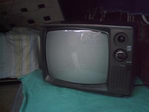 televisor a blanco y negro antiguo para decoracion
