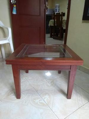 En muy buen estado vendo mesa de centro con vidrio en cedro