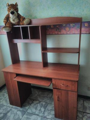 Hermoso Esxritorio de Madera con Cajones