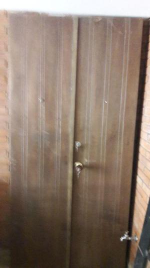 Puerta de madera de 2.20 x 1m con doble chapa.