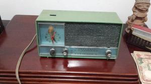 RADIO ANTIGUO IDEAL PARA DECORACIÓN ESTÁ COMPLETO Y SE