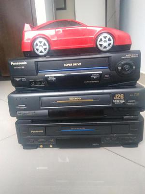 tres reproductores de video VHS. mas rebobinador de cintas