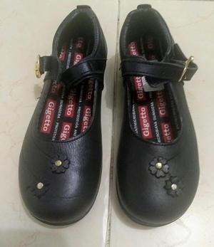 Se vende zapatos escolares para nia marca Gigatto