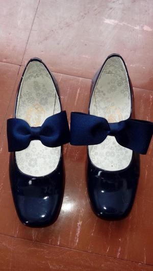 Zapatos en charol azul talla 32