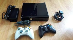 Consola Xbox 360 slim con dos controles
