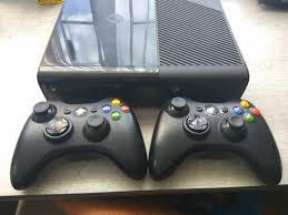 Xbox 360 super slim e dos controles