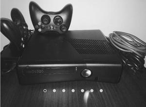 Xbox 360 Slim (3.0) - Disco120 Gb - 2 Controles