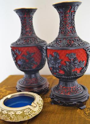 Jarrones y cenicero antiguos de resina tallada y bronce