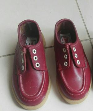 Vendo Zapatos Rojos para Colegio