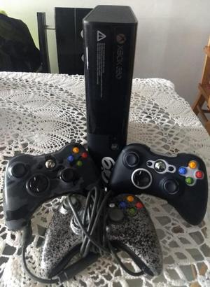 Xbox 360 Super Slim con Tres Controles