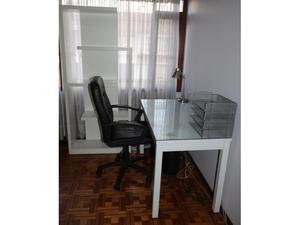 Escritorio para oficina con vidrio, 01 silla en cuero, 01