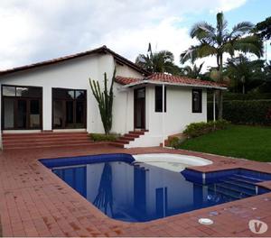 Casa campestre con piscina en Cerritos. $550.000.000