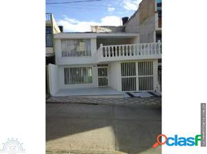 Casa venpermuta 2 apartamentos en b grancolombia
