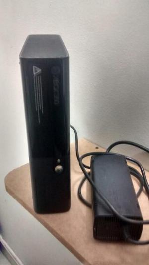 Xbox 360 slim 5.0, dos controles, carga y juega.