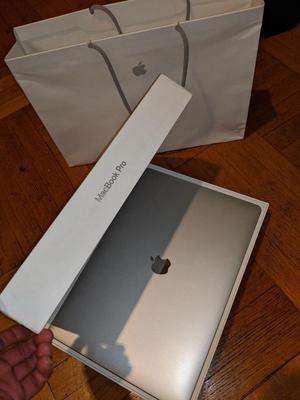 Apple MacBook Pro  de  gHz i7, barra táctil, SSD