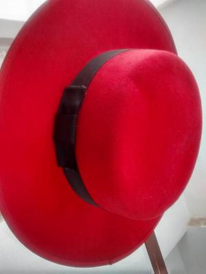 Sombrero rojo cordobes para presentaciones musicales y