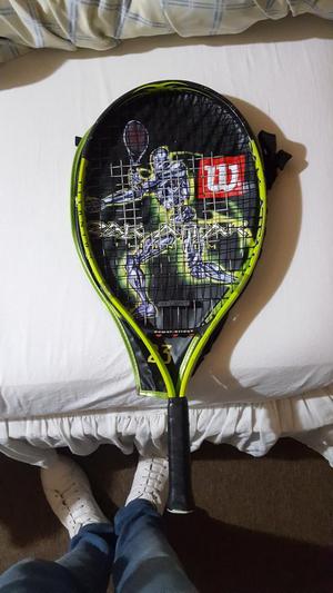 Raqueta de tennis para niños marca Wilson en titanio de 23